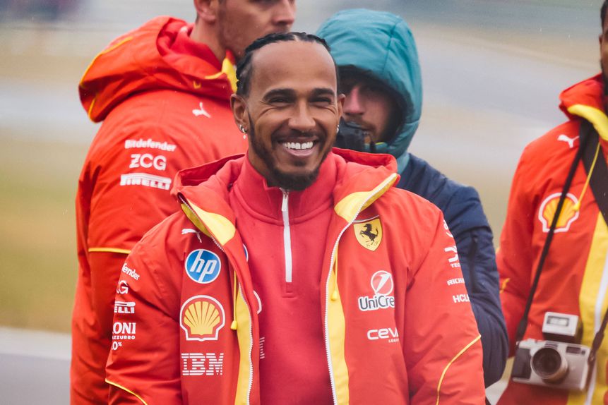 Lewis Hamilton veste agora de vermelho (Imago)