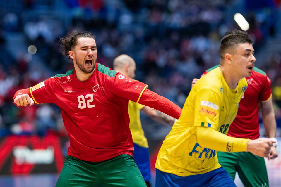 Luís Frade festeja golo por Portugal no Mundial de andebol