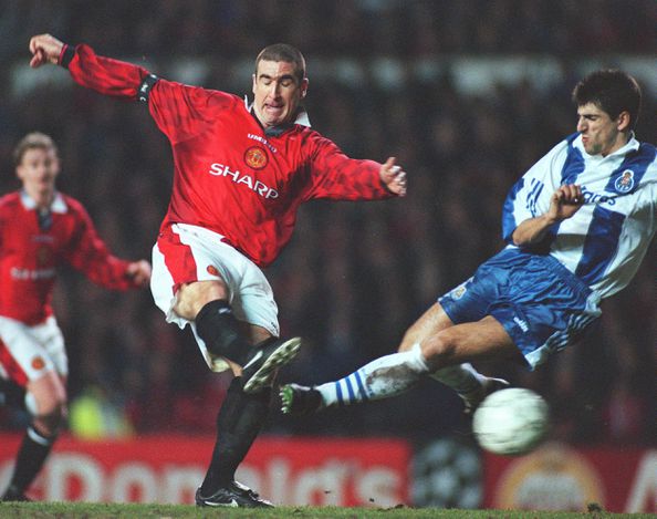 Cantona apontando um golo ao FC Porto de Paulinho Santos na Champions de 1996/97 (Foto: IMAGO)