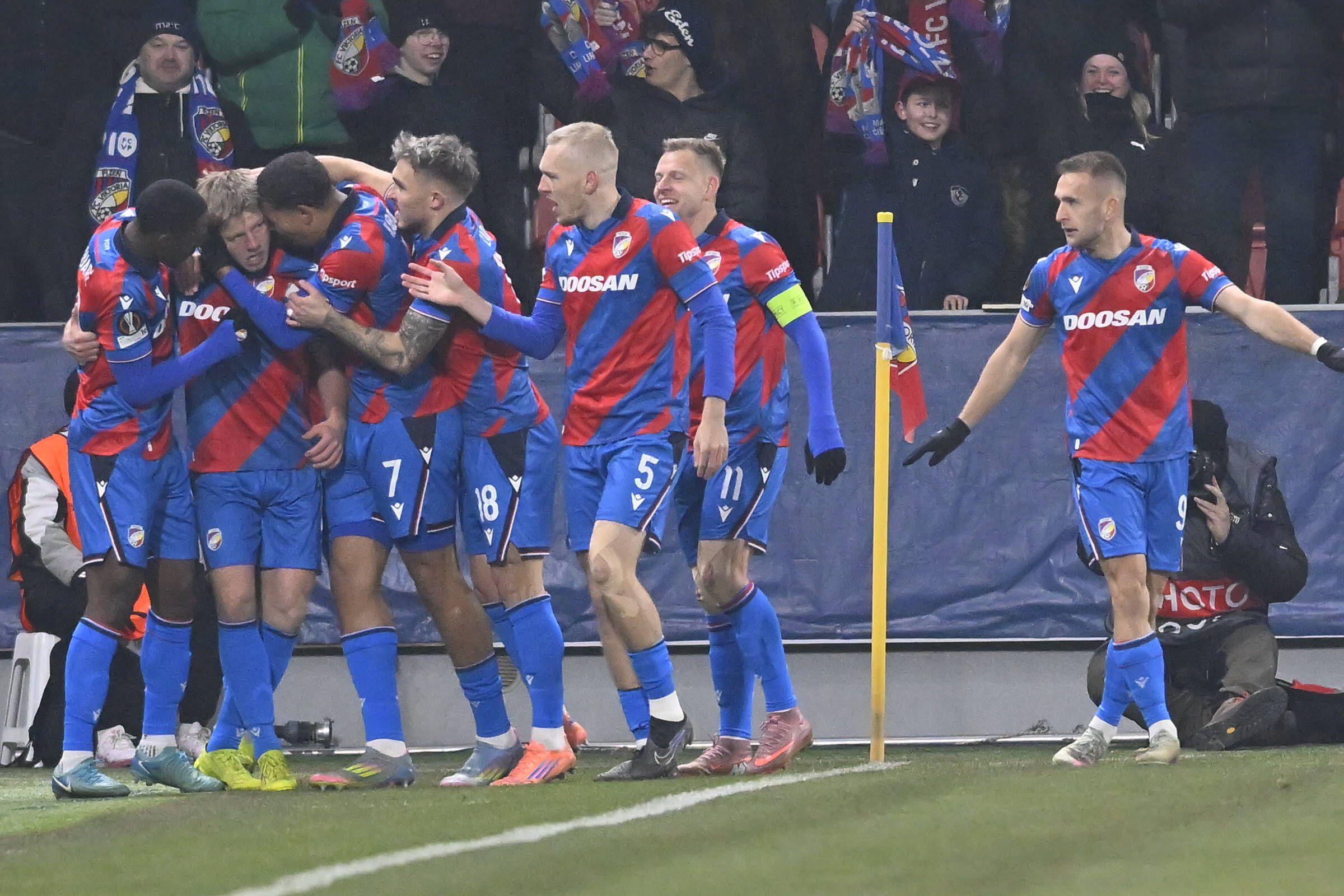 Viktoria Plzen está entre as equipas que ainda podem garantir a qualificação direta para os oitavos da Liga Europa e que, caso falhem o acesso direto, têm presença garantida no play-off da fase a eliminar - Foto: IMAGO