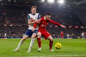 Andrew Robertson a defrontar o Tottenham pelo Liverpool
