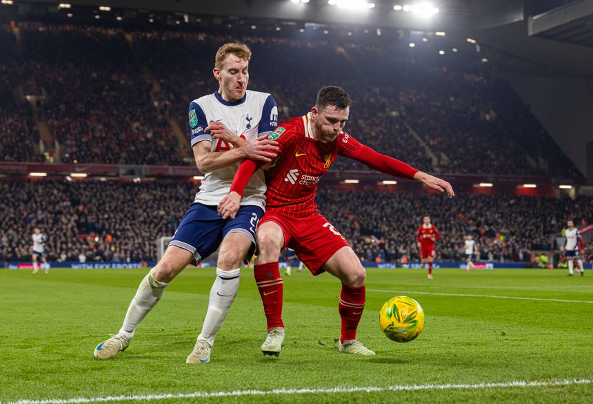 Andrew Robertson a defrontar o Tottenham pelo Liverpool