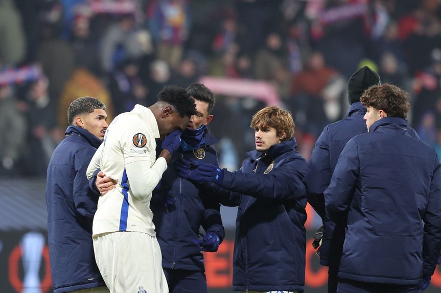 Samu confortado pelos companheiros - Foto: Catarina Morais/Kapta+