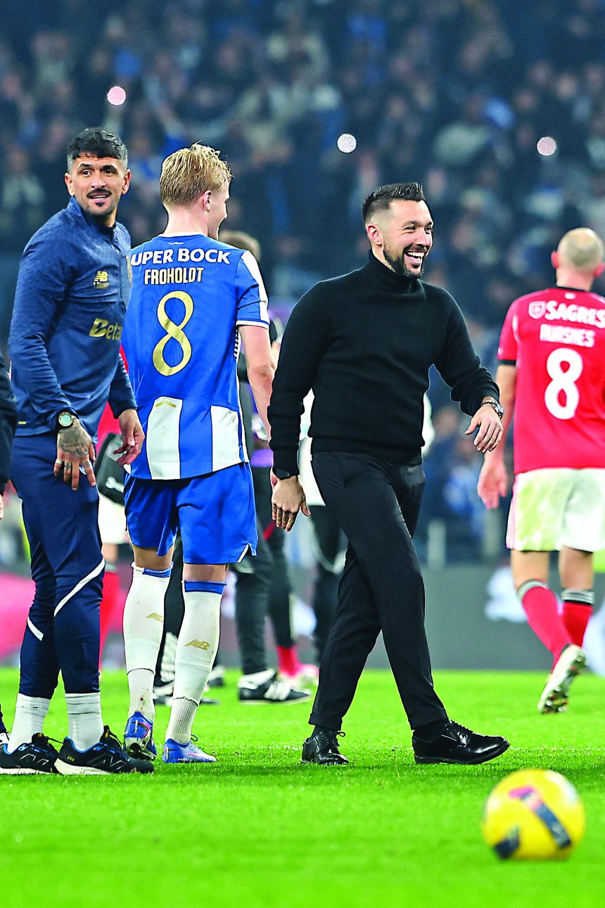 «Cada golo acende o espírito de partilha. Todos se levantam, todos correm a abraçar-se. O golo não é de ninguém, cada golo nasce de todos». Foto Catarina Morais/KAPTA +