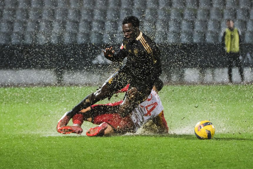 Apesar do dilúvio em Rio Maior, jogadores entregaram-se de corpo e alma para um belo espetáculo - Foto: Carlos Barroso/LUSA