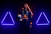 Max Verstappen com o novo equipamento - Foto: Red Bull