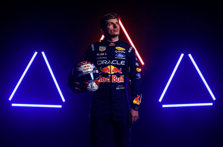 Max Verstappen com o novo equipamento - Foto: Red Bull