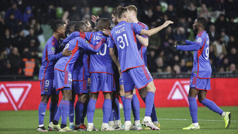 Lyon vence em Metz e alcança quinta vitória consecutiva