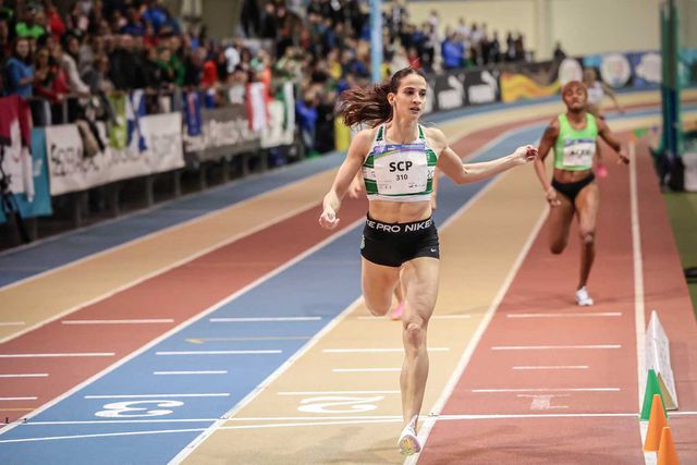 Cátia Azevedo bate recorde dos 400m em pista coberta