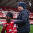 Nottingham Forest: criança com cancro recebe camisola autografada