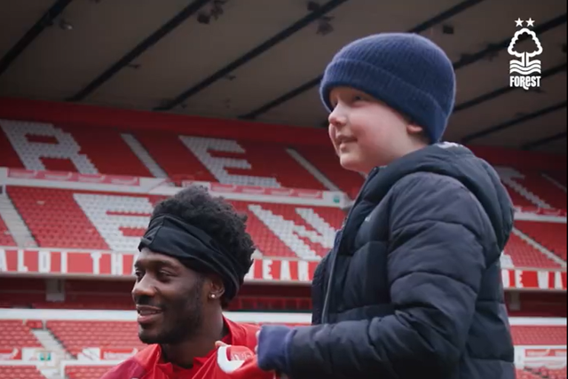 Nottingham Forest: criança com cancro recebe camisola autografada