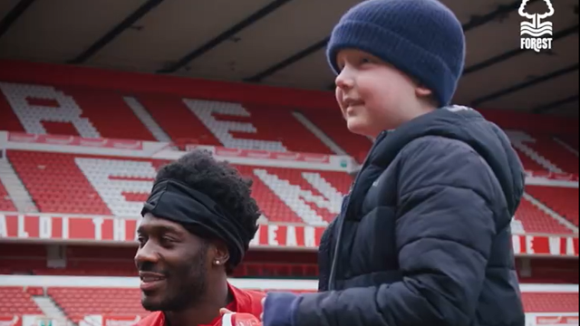 Nottingham Forest: criança com cancro recebe camisola autografada