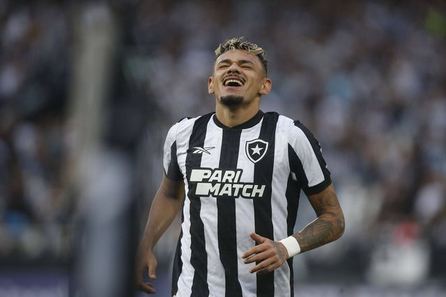 Adeptos do Botafogo pedem saída de Tiquinho Soares
