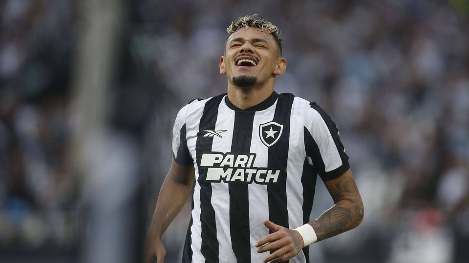 Adeptos do Botafogo pedem saída de Tiquinho Soares