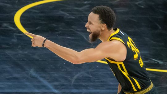 Vídeo: o passe incrível de Stephen Curry que surpreendeu os Lakers