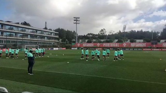 Quase todas as jogadoras convocadas no treino em simultâneo