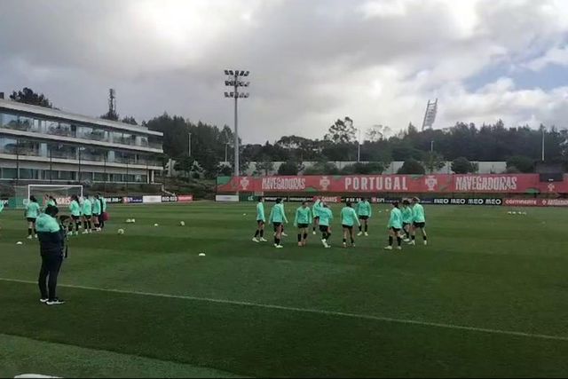 Quase todas as jogadoras convocadas no treino em simultâneo
