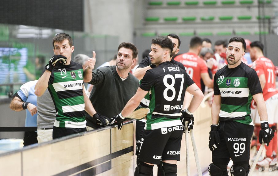 Edo Bosch dá instruções à equipa do Sporting no dérbi entre o Sporting e o Benfica