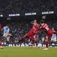 Nico González a fazer um remate no Manchester City-Liverpool