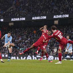 Nico González a fazer um remate no Manchester City-Liverpool
