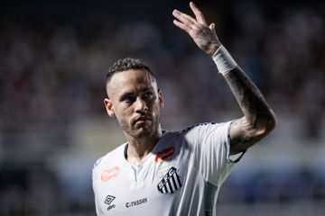 Craque de volta: Neymar faz golo olímpico pelo Santos (vídeo)
