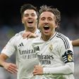 Luka Modric a celebrar mais um golo pelo Real Madrid, à frente de Brahim Díaz