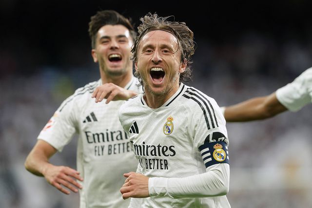 Luka Modric a celebrar mais um golo pelo Real Madrid, à frente de Brahim Díaz