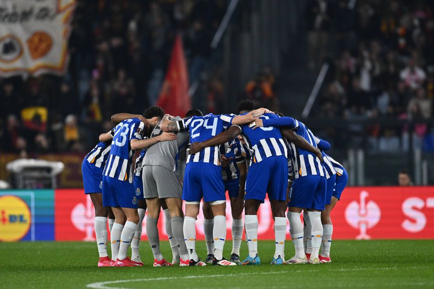 Equipa do FC Porto, que segunda-feira, 24 de fevereiro, recebe o V. Guimarães (jogo que encerra a 23.ª jornada da Liga Portugal Betclic) fazem uma roda antes do jogo com a Roma para a Liga Europa