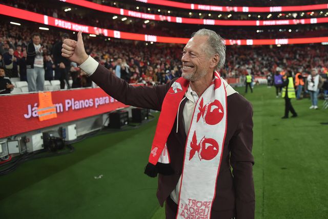 Preud'homme sorridente no relvado do Estádio da Luz.