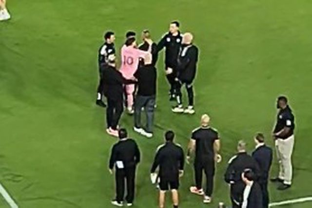 MLS: Ex-Casa Pia marca, Messi assiste e perde a cabeça no empate do Inter Miami 