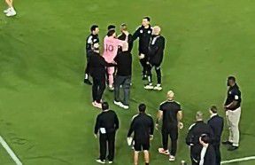 MLS: Ex-Casa Pia marca, Messi assiste e perde a cabeça no empate do Inter Miami 