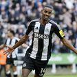 Isak celebra um golo de penálti marcado ao Forest, sorrindo e abrindo os braços