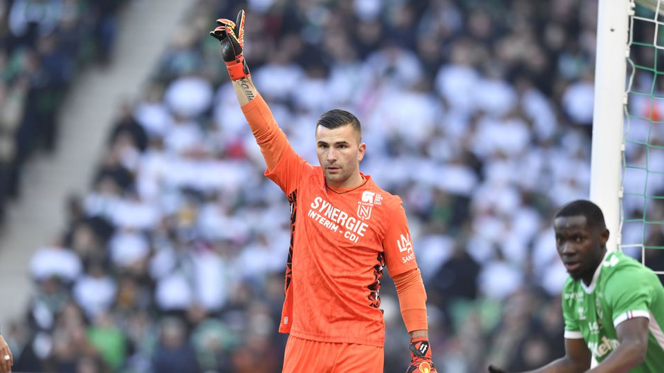 Anthony Lopes a apontar para o céu