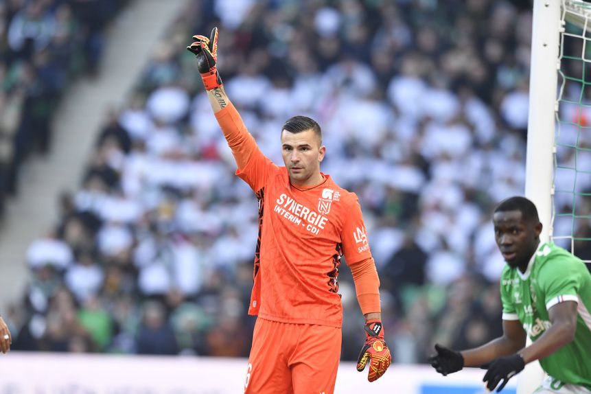Anthony Lopes a apontar para o céu