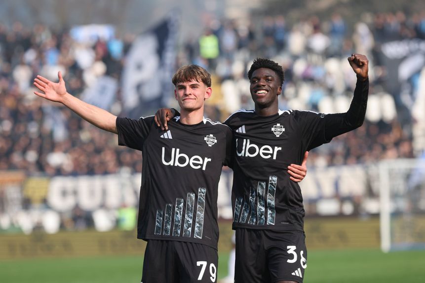 Nico Paz e Assane Diao festejam o 2-1 do Como frente ao Nápoles (foto: IMAGO)