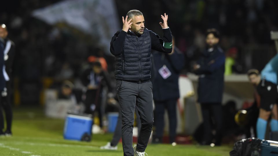 Rui Borges, treinador do Sporting, furioso com o penálti cometido por Diomande