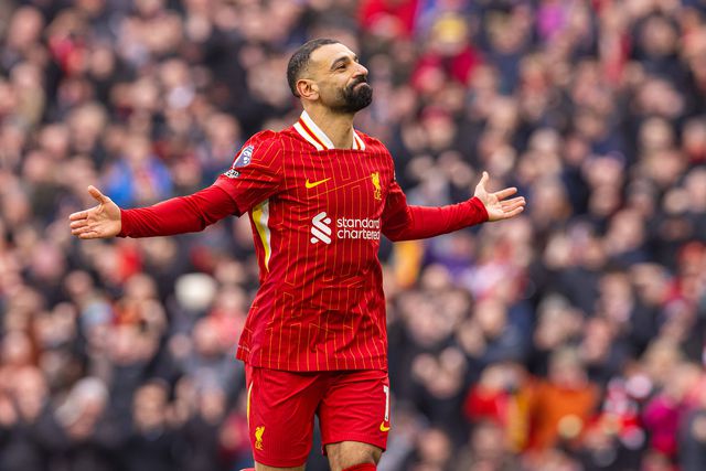 Mohamed Salah abre os braços e sorri para celebrar golo marcado pelo Liverpool