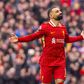 Mohamed Salah abre os braços e sorri para celebrar golo marcado pelo Liverpool