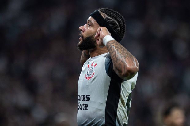 Memphis Depay, avançado do Corinthians, festeja golo