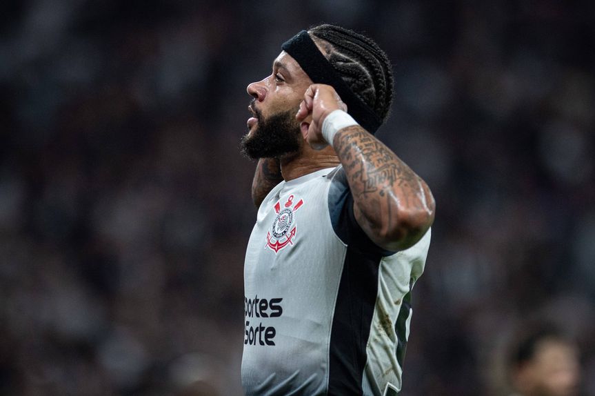 Memphis Depay, avançado do Corinthians, festeja golo