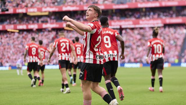 Mikel Jaureguizar a celebrar o primeiro golo do encontro com os seus colegas e adeptos