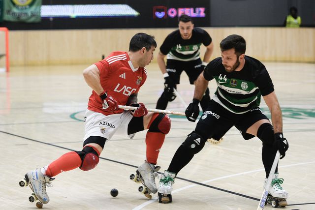 Lucas Ordoñez passa por João Souto no dérbi de hóquei, entre Sporting e Benfica