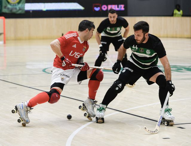 Lucas Ordoñez passa por João Souto no dérbi de hóquei, entre Sporting e Benfica
