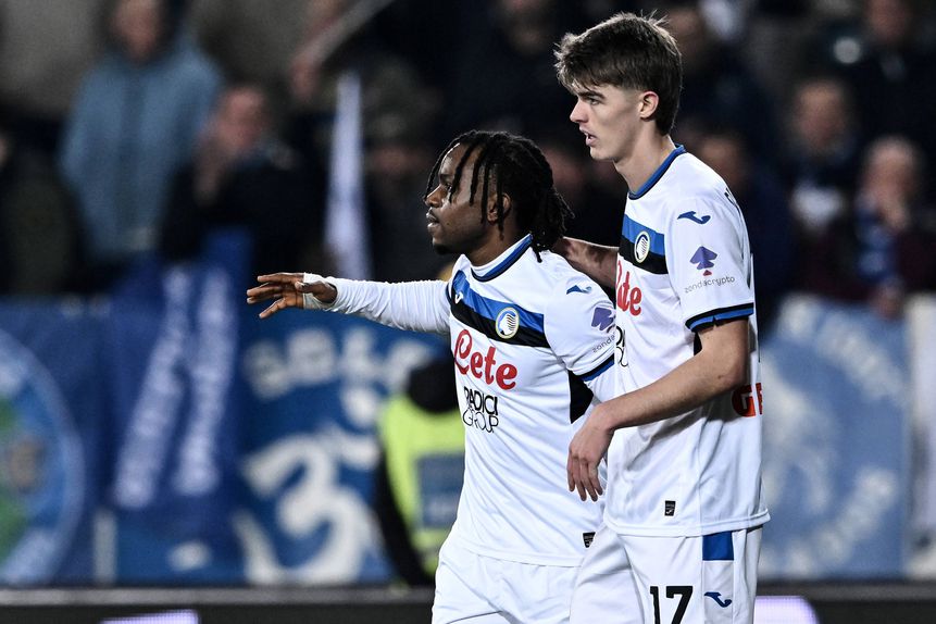 Lookman e Charles De Ketelaere festejam golo da Atalanta