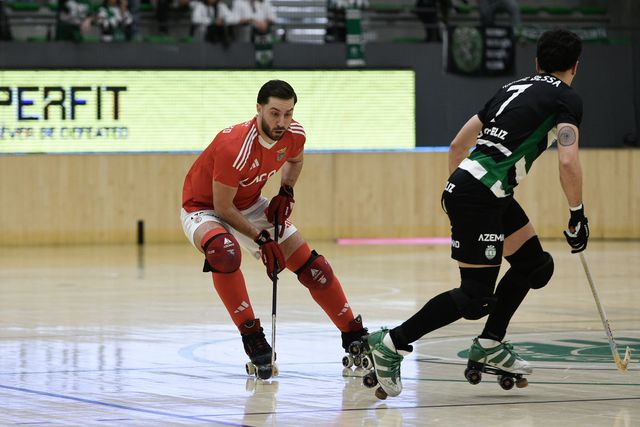 Roberto di Bendetto conduz a bola diante de Rafael Bessa, no dérbi de hóquei entre o Sporting e o Benfica
