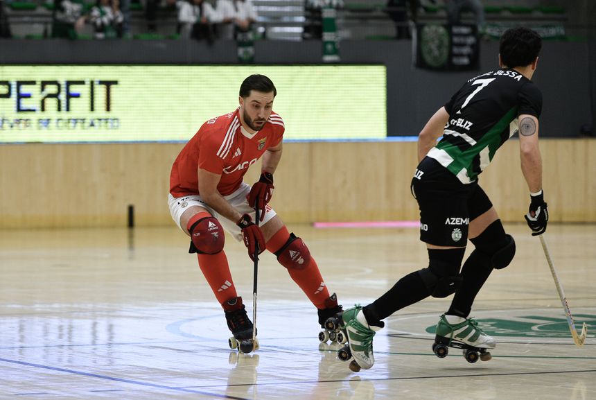 Roberto di Bendetto conduz a bola diante de Rafael Bessa, no dérbi de hóquei entre o Sporting e o Benfica