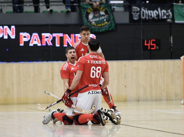 Lucas Ordoñez festeja o bis no dérbi de hóquei em patins entre o Benfica e o Sporting