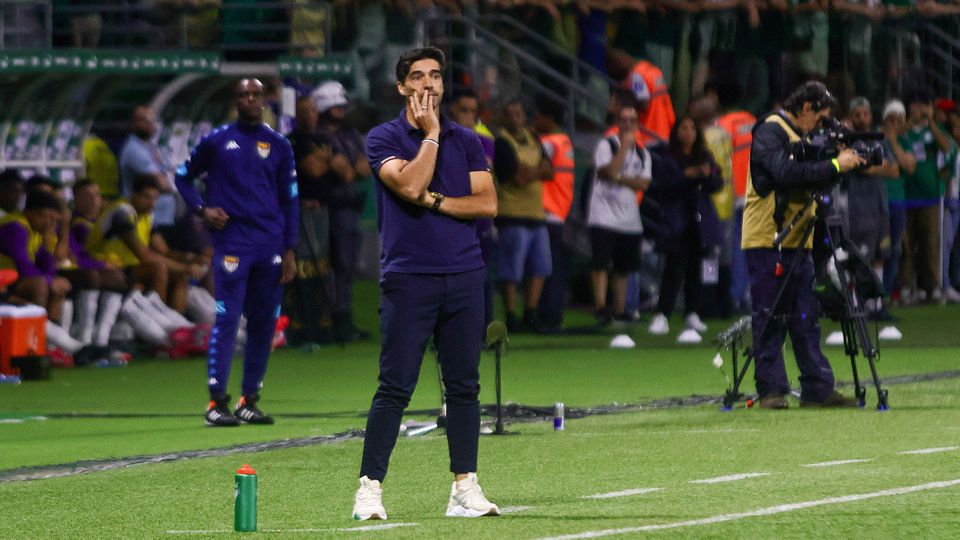 Abel Ferreira, treinador do Palmeiras, pensativo