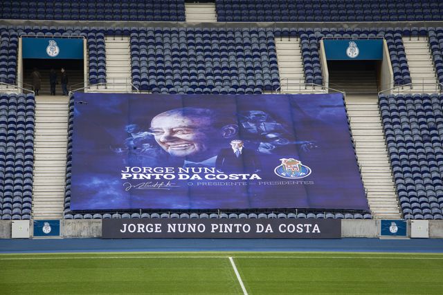 Trajeto de 42 anos de Pinto da Costa na presidência do FC Porto beneficiou de muitas asneiras de responsáveis de Sporting e Benfica
