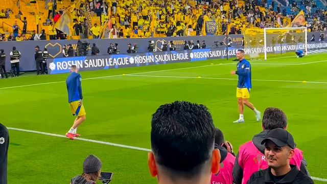 A curiosa reação de Ronaldo ao ver um sósia na bancada (vídeo)